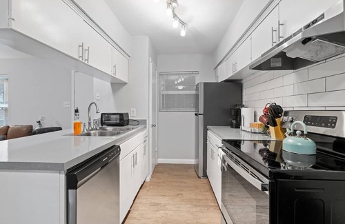 Highland Apartment | Stylish 2BR Near UT Highland Evonify