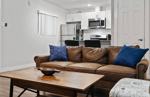 Highland Apartment | Stylish 2BR Near UT Highland Evonify