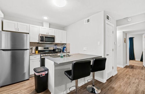 Highland Apartment | Stylish 2BR Near UT Highland Evonify
