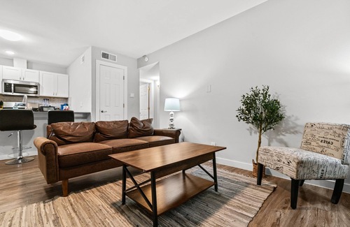 Highland Apartment | Stylish 2BR Near UT Highland Evonify
