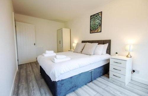 Raynes Park Apartment | Stylish 2BR Retreat - Near Station, Free Parking