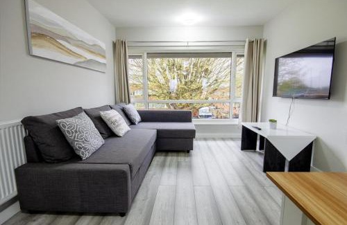 Raynes Park Apartment | Stylish 2BR Retreat - Near Station, Free Parking