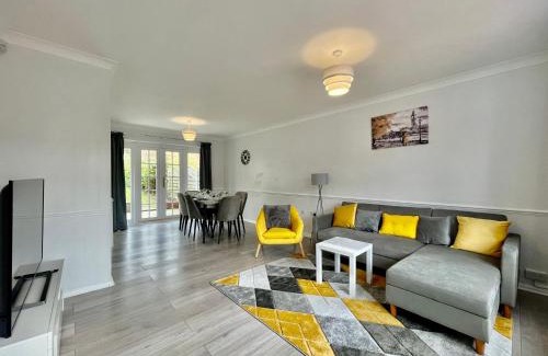 Hainault House | Stylish 3 Bed Chigwell Home with Free Parking