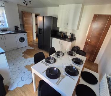 Hull Apartment | Stylish 3 Bedroom House, Perfect for Families and Groups