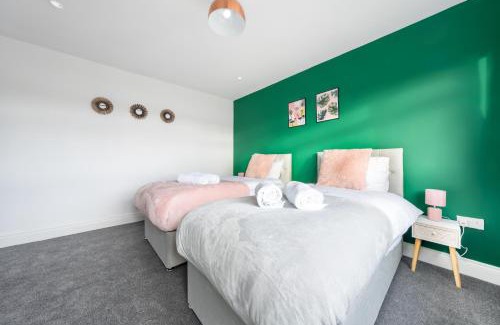 Langley Marish Apartment | Stylish 3BR Home, Sleeps 5, Contractor Deal -Friendly, Near M25, Free Parking