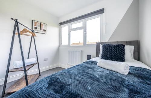Langley Marish Apartment | Stylish 3BR Home, Sleeps 5, Contractor Deal -Friendly, Near M25, Free Parking