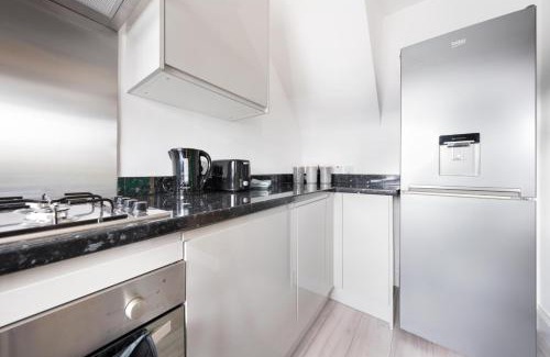 Langley Marish Apartment | Stylish 3BR Home, Sleeps 5, Contractor Deal -Friendly, Near M25, Free Parking