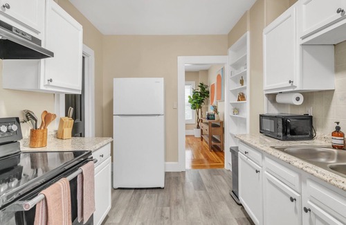 Springfield House | Stylish 4BR 2 Bathroom Home in Forest Park
