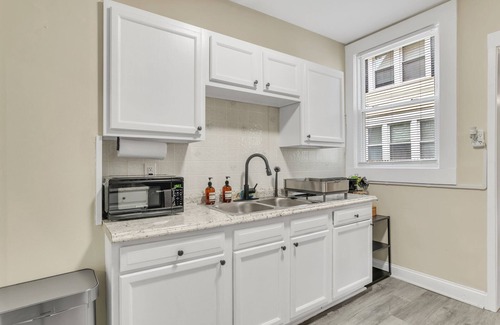 Springfield House | Stylish 4BR 2 Bathroom Home in Forest Park