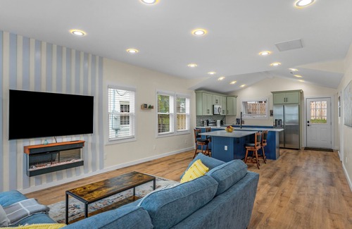 Plaza Midwood House | Stylish 4BR Haven Backyard and Fire Pit