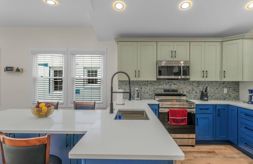 Plaza Midwood House | Stylish 4BR Haven Backyard and Fire Pit