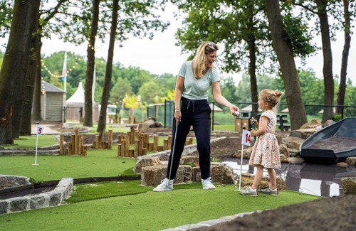 Maasbree House | Stylish 5-person forest house with spacious terrace and forest views – ideal for families or small groups seeking peace and comfort.