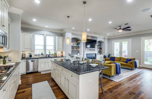 Greater East End House | Stylish 5bed-4bath - Gated, King Beds, 3500 sq ft - 5 Min to Downtown