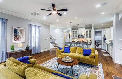 Greater East End House | Stylish 5bed-4bath - Gated, King Beds, 3500 sq ft - 5 Min to Downtown