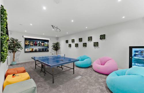 Headingley Apartment | Stylish Abode in Leeds - Games Room - Parking
