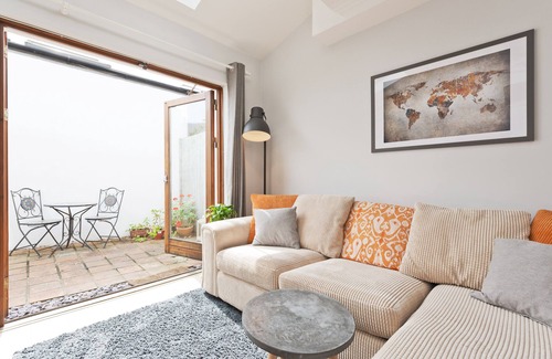 Rathmines House | Stylish apartment with patio in Ranelagh near tram