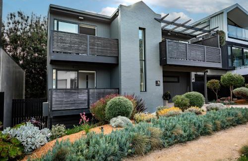 Barwon Heads House | Stylish Beach House Retreat - Close to River & Shops