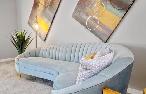 Lancaster House | Stylish & Bright ~ Huge Backyard ~ King Beds ~ Pkg