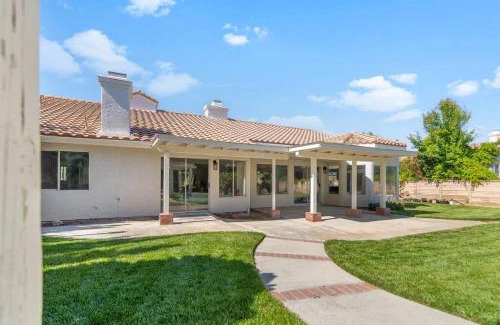 Lancaster House | Stylish & Bright ~ Huge Backyard ~ King Beds ~ Pkg