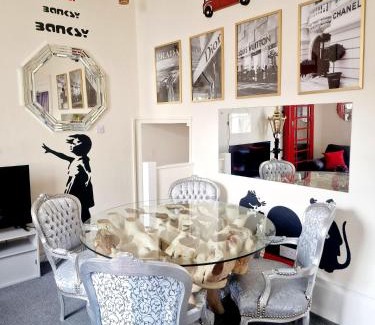 Cotham Apartment | Stylish Clifton Flat, Permit Parking x1, Garden & Picnic Area