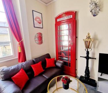 Cotham Apartment | Stylish Clifton Flat, Permit Parking x1, Garden & Picnic Area