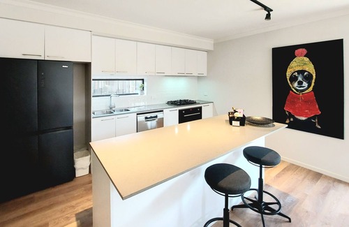 Alfredton House | Stylish Comfort Meets Unbeatable Location near Aquatic Centre & Lake Wendouree.