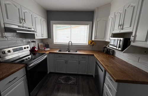 Welland House | Stylish comfort near the falls- family friendly relaxation awaits!