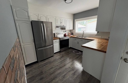 Welland House | Stylish comfort near the falls- family friendly relaxation awaits!