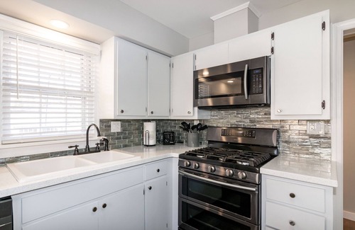 East Raleigh House | Stylish & Comfy ~ 5★ Location near Downtown ~ Backyard ~ Updated