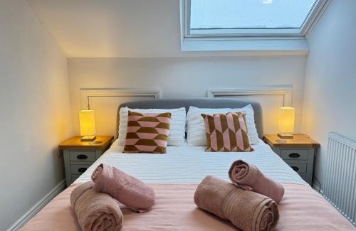 Roundhay Apartment | Stylish & Cosy 2-Bed Apartment in Vibrant Oakwood!