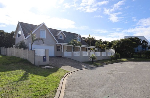 Wilderness House | Stylish & Cozy House - 5min from the beach!