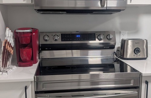 Southwest Edmonton House | Stylish Cozy Private Basement Suite 2 Bedroom, 2 Bed, 1 Bathroom. Fast Wifi