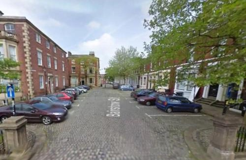 Preston House | Stylish Double Room in City Centre - Shared Bathroom - Parking