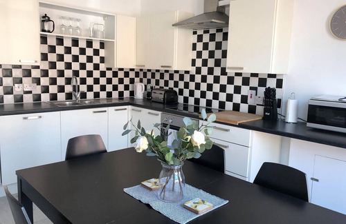 Queens Quarter Apartment | Stylish duplex apt close to downtown & Queens Uni (Wellesley Avenue)