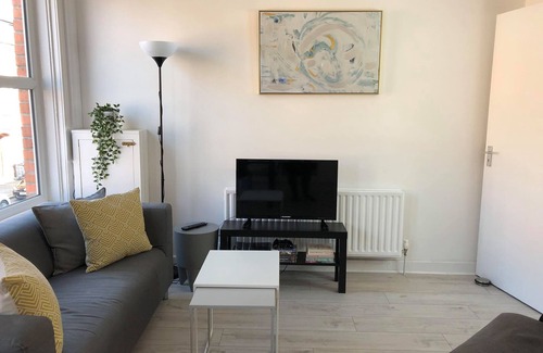 Queens Quarter Apartment | Stylish duplex apt close to downtown & Queens Uni (Wellesley Avenue)