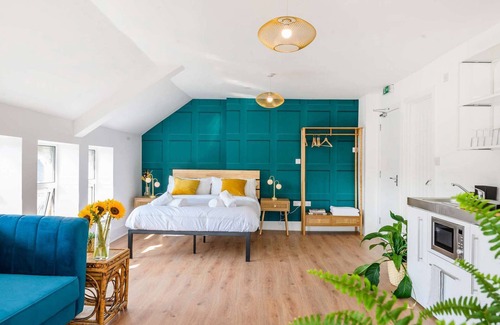 Riverside Apartment | Stylish en-suite Boutique Apartment 8min to centre for 4