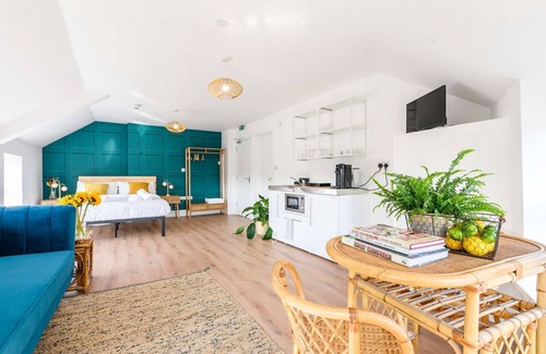 Riverside Apartment | Stylish en-suite Boutique Apartment 8min to centre for 4