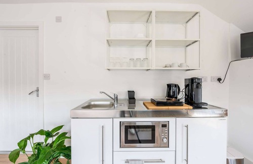 Riverside Apartment | Stylish en-suite Boutique Apartment 8min to centre for 4