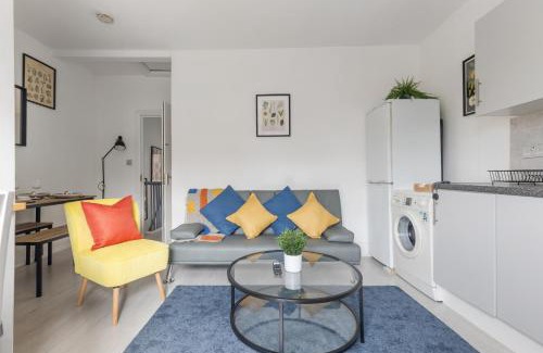 East Acton Apartment | Stylish Flat with 3 Beds with Free Parking near Wembley