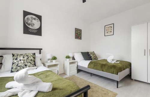 East Acton Apartment | Stylish Flat with 3 Beds with Free Parking near Wembley