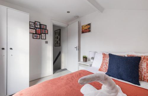 East Acton Apartment | Stylish Flat with 3 Beds with Free Parking near Wembley