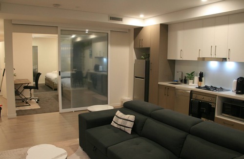 Botany Apartment | Stylish full apartment & Parking Near Airport