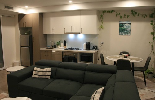 Botany Apartment | Stylish full apartment & Parking Near Airport