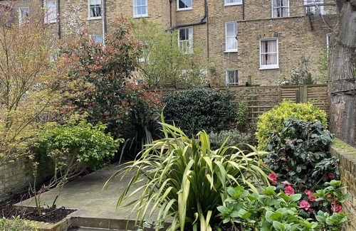 Highbury Apartment | Stylish Garden Flat in London