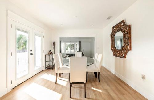East Hollywood House | Stylish Gated Retreat in East Hollywood with Parking
