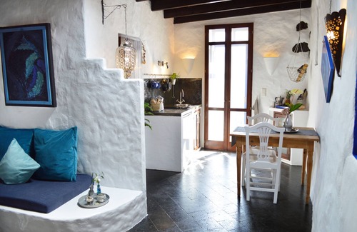 Uga Apartment | Stylish getaway with secluded Patio in lava Finca