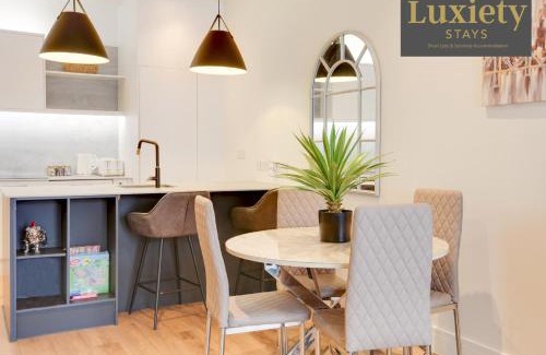 Westcliff-on-Sea Apartment | Stylish & Gorgeous 1BR Excellent Location Nr Cliffs Pavillion by Luxiety Stays Serviced Accommodation