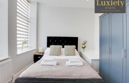 Westcliff-on-Sea Apartment | Stylish & Gorgeous 1BR Excellent Location Nr Cliffs Pavillion by Luxiety Stays Serviced Accommodation