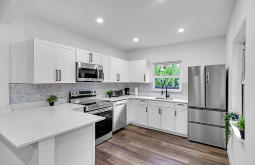 El Portal House | Stylish Home w Pool & Parking 10 mins to the Beach