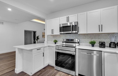 El Portal House | Stylish Home w Pool & Parking 10 mins to the Beach